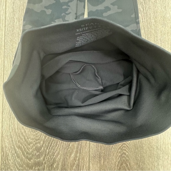 SPANX Look At Me Now Green Camo Leggings Sz XS Womens Casual Tights - Picture 4 of 9
